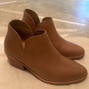 Nisolo Mia Everday  ankle booties